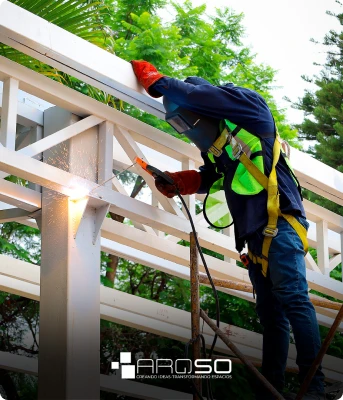 Soldador trabajando en estructura