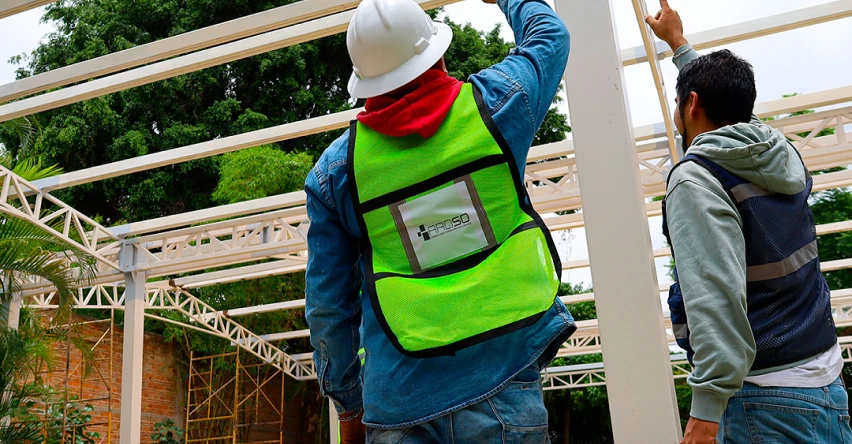 Ingeniero supervisando obra civil